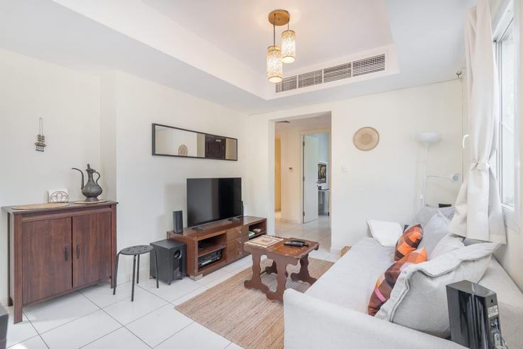 Elegante sala de estar con mobiliario moderno en un apartamento en Building Springs 11 - airdxb - 1250941 - DXB en Emirates Hills, Dubai