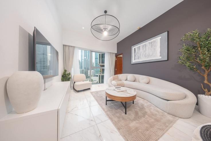 Elegant gestaltetes Wohnzimmer mit moderner Einrichtung in einer Wohnung im Building Central Park - airdxb - 1251986 - DXB in Trade Center, Dubai
