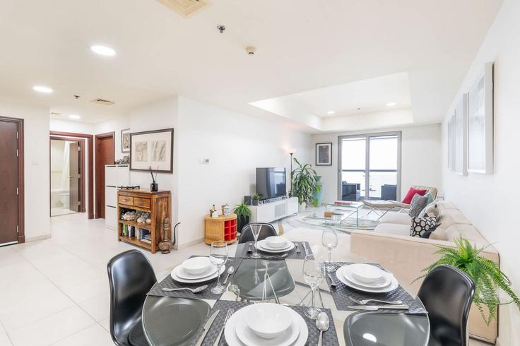 Elegante sala de estar con mobiliario moderno en un apartamento en Building Princess Tower - airdxb - 1252071 - DXB en Dubai Marina, Dubai