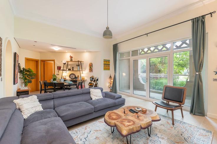 Elegant gestaltetes Wohnzimmer mit moderner Einrichtung in einer Wohnung im Building Shoreline 14 - airdxb - 1252670 - DXB in The Palm Jumeirah, Dubai