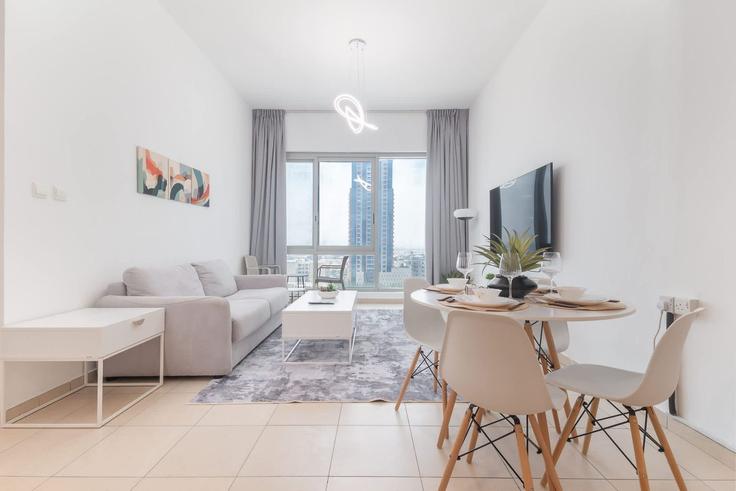 Elegant gestaltetes Wohnzimmer mit moderner Einrichtung in einer Wohnung im Building Sheikh Mohammed Bin Zayed Road - airdxb - 1253740 - DXB in Jumeirah Village, Dubai Elegant gestaltetes Wohnzimmer mit moderner Einrichtung in einer Wohnung im Building Sheikh Mohammed Bin Zayed Road - airdxb - 1253740 - DXB in Jumeirah Village, Dubai