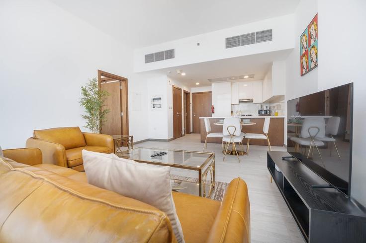 Sala de estar elegantemente projetada com móveis modernos em um apartamento no Building Lazuward South West - airdxb - 1253858 - DXB em Jumeirah Village, Dubai