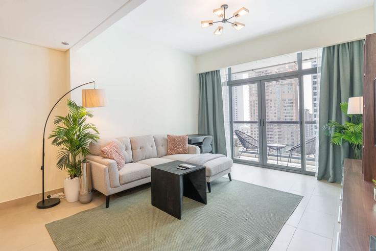 Salle de séjour élégante avec mobilier moderne dans un appartement à Building Cluster A - airdxb - 1256814 - DXB à JLT, Dubai
