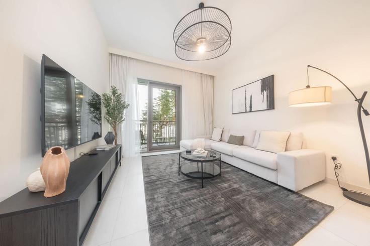 Elegant gestaltetes Wohnzimmer mit moderner Einrichtung in einer Wohnung im Building Creekside 18 Tower B - airdxb - 1257041 - DXB in Ras Al Khor, Dubai