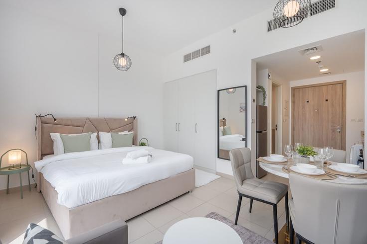 Sala de estar elegantemente projetada com móveis modernos em um apartamento no Building Tariaq Bedon Esm - airdxb - 1259068 - DXB em Dubai, Dubai Sala de estar elegantemente projetada com móveis modernos em um apartamento no Building Tariaq Bedon Esm - airdxb - 1259068 - DXB em Dubai, Dubai