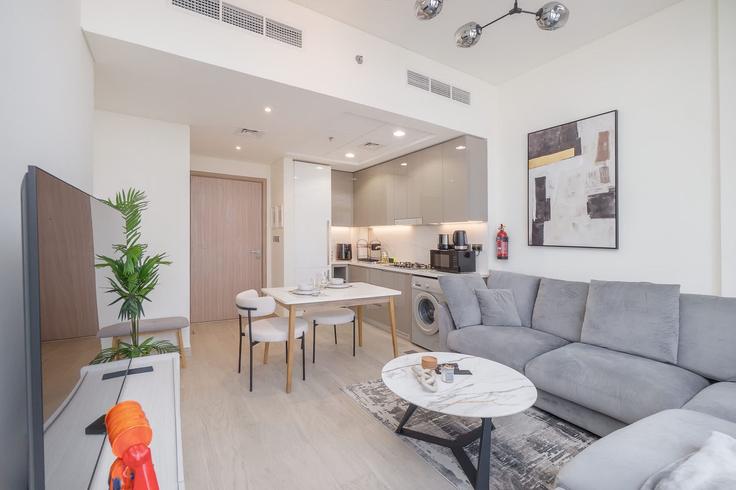 Elegant gestaltetes Wohnzimmer mit moderner Einrichtung in einer Wohnung im Building Tariaq Bedon Esm - airdxb - 1262005 - DXB in Nad Al Sheba, Dubai