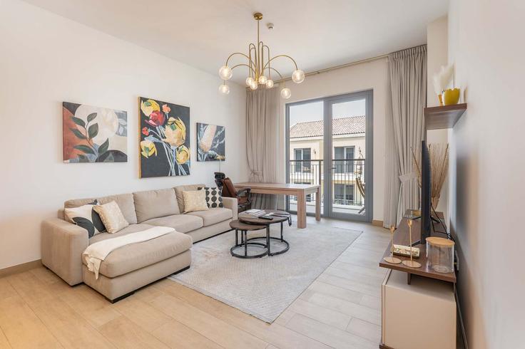 Sala de estar elegantemente projetada com móveis modernos em um apartamento no Building Tariaq Bedon Esm - airdxb - 1269719 - DXB em Jumeirah, Dubai