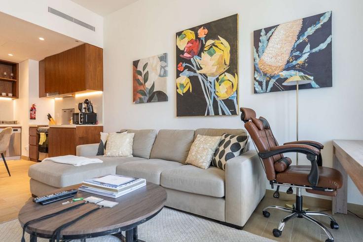 Jumeirah, Dubai에 위치한 Building Tariaq Bedon Esm - airdxb - 1269719 - DXB 유닛의 세련된 인테리어가 돋보이는 거실 Jumeirah, Dubai에 위치한 Building Tariaq Bedon Esm - airdxb - 1269719 - DXB 유닛의 세련된 인테리어가 돋보이는 거실