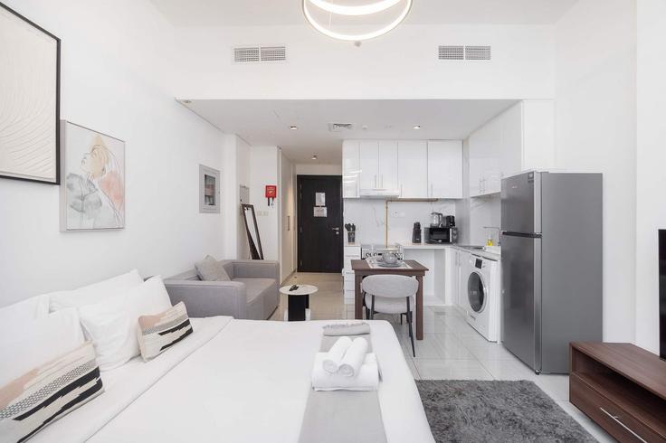 Elegant gestaltetes Wohnzimmer mit moderner Einrichtung in einer Wohnung im Building Bijada Boulevard South - airdxb - 1271262 - DXB in Jumeirah Village, Dubai