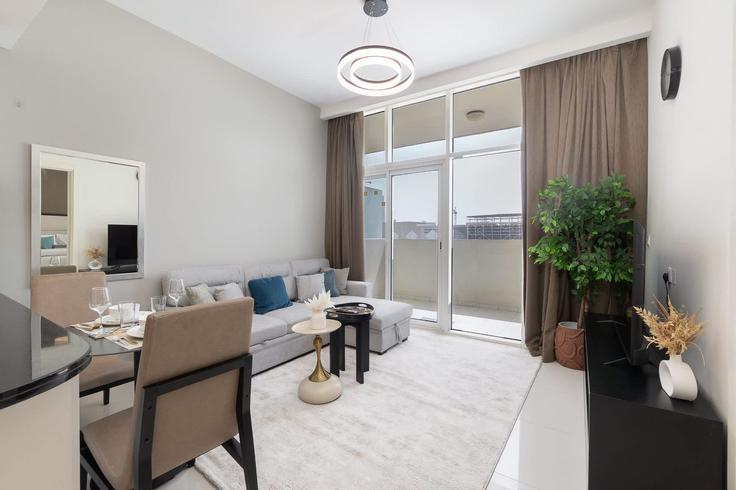 Dubai Jumeirah VillageのBuilding Jumeriah Village St 1 - airdxb - 1272296 - DXBのアパートメントにある、モダンな家具を備えたエレガントなデザインのリビングルーム