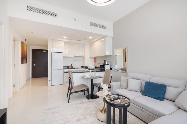 Jumeirah Village, Dubai 소재 Building Jumeriah Village St 1 - airdxb - 1272296 - DXB 유닛에 마련된, 현대적인 가구로 꾸며진 우아한 디자인의 거실 Jumeirah Village, Dubai 소재 Building Jumeriah Village St 1 - airdxb - 1272296 - DXB 유닛에 마련된, 현대적인 가구로 꾸며진 우아한 디자인의 거실