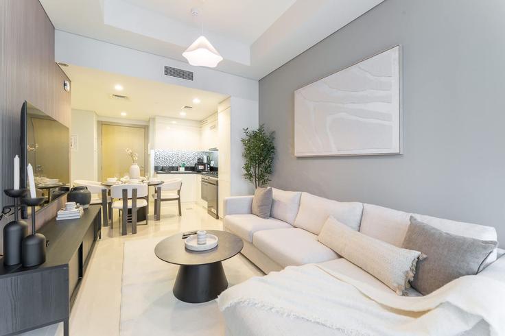 Dubai Business BayのBuilding Tariaq Bedon Esm - airdxb - 1274228 - DXBのアパートメントにある、モダンな家具を備えたエレガントなデザインのリビングルーム