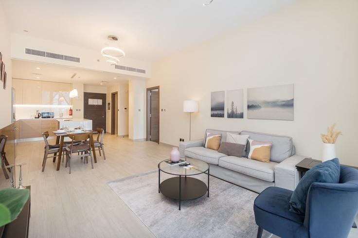 Salle de séjour élégante avec mobilier moderne dans un appartement à Building Street 43 - airdxb - 1274227 - DXB à Arjan-Dubailand, Dubai
