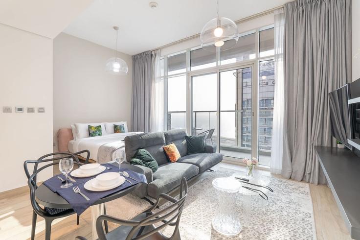 Building King Salman Bin Abdulaziz Al Saud Street - airdxb - 1282657 - DXB adresindeki bir dairede modern mobilyalarla zarif bir şekilde tasarlanmış oturma odası Dubai Marina, Dubai