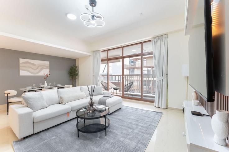 Dubai Jumeirah VillageのBuilding Kaheel Blvd - airdxb - 1283244 - DXBのアパートメントにある、モダンな家具を備えたエレガントなデザインのリビングルーム