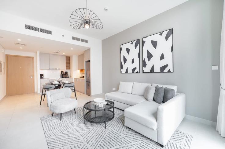 Elegant gestaltetes Wohnzimmer mit moderner Einrichtung in einer Wohnung im Building Tariaq Bedon Esm - airdxb - 1283242 - DXB in Ras Al Khor, Dubai