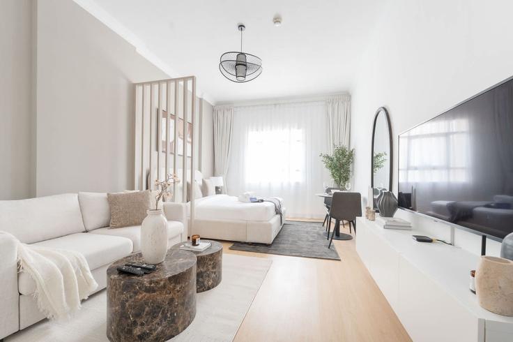 Jumeirah Village, Dubai에 위치한 Building Tariaq Bedon Esm - airdxb - 1288272 - DXB 아파트의 세련된 인테리어가 돋보이는 거실 Jumeirah Village, Dubai에 위치한 Building Tariaq Bedon Esm - airdxb - 1288272 - DXB 아파트의 세련된 인테리어가 돋보이는 거실