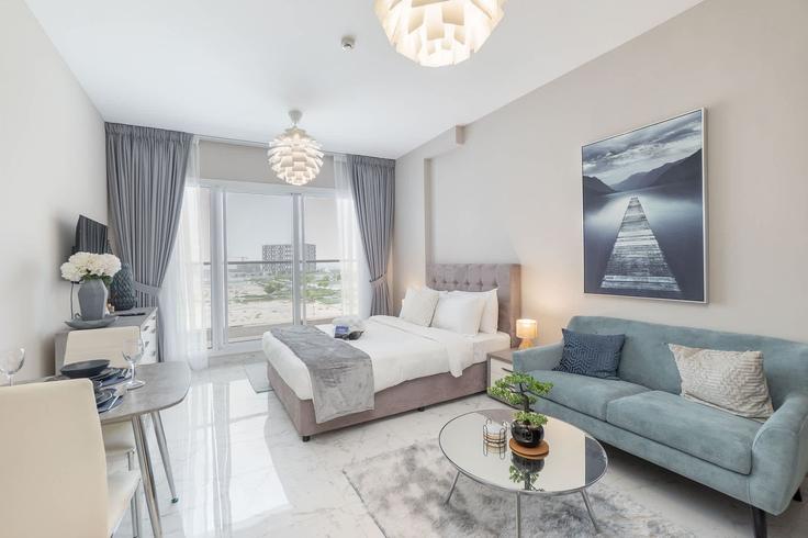 Sala de estar elegantemente projetada com móveis modernos em um apartamento no Building Tariaq Bedon Esm - airdxb - 1289063 - DXB em Dubai, Dubai
