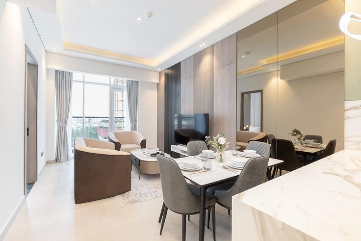 Dubai Jumeirah VillageのBuilding Tariaq Bedon Esm - airdxb - 1289059 - DXBのアパートメントにある、モダンな家具を備えたエレガントなデザインのリビングルーム