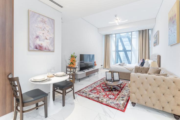 Salle de séjour élégante avec mobilier moderne dans un appartement à Building Marasi Drive - airdxb - 1289061 - DXB à Business Bay, Dubai