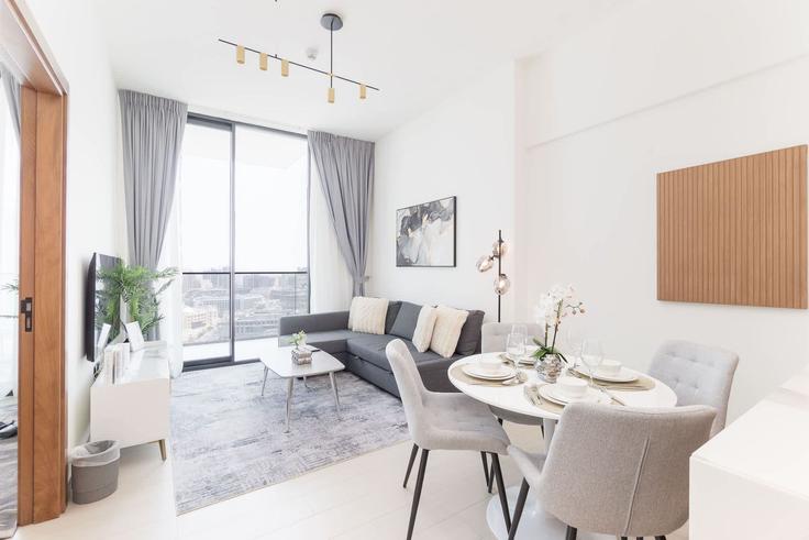 Dubai Jumeirah VillageのBuilding Kahraba North West - airdxb - 1289642 - DXBのアパートメントにある、モダンな家具を備えたエレガントなデザインのリビングルーム