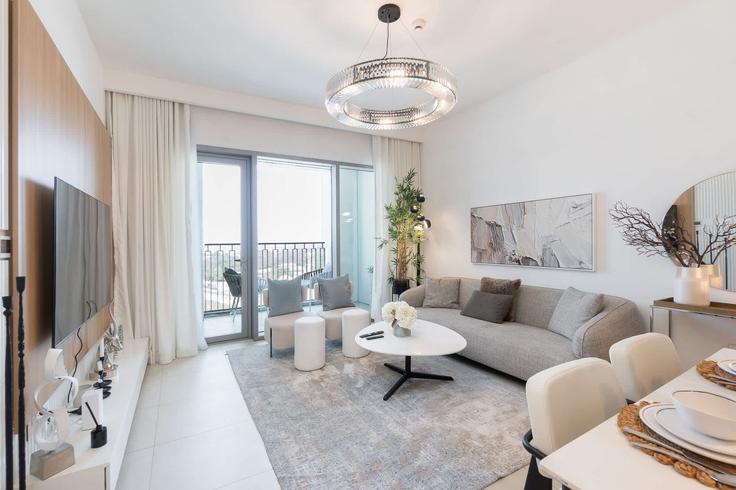 Elegante sala de estar con mobiliario moderno en un apartamento en Building Tariaq Bedon Esm - airdxb - 1289060 - DXB en Za'abeel, Dubai