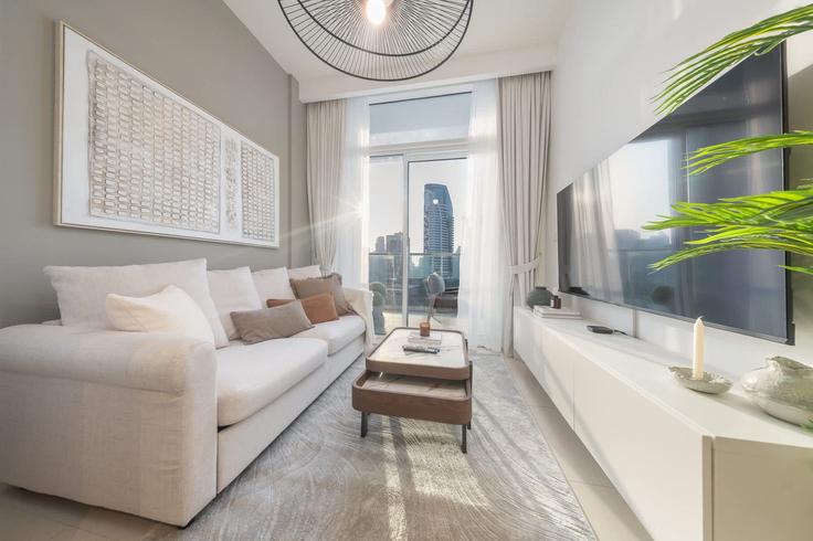 Building Marasi Drive - airdxb - 1290868 - DXB adresindeki bir dairede modern mobilyalarla zarif bir şekilde tasarlanmış oturma odası Business Bay, Dubai Building Marasi Drive - airdxb - 1290868 - DXB adresindeki bir dairede modern mobilyalarla zarif bir şekilde tasarlanmış oturma odası Business Bay, Dubai