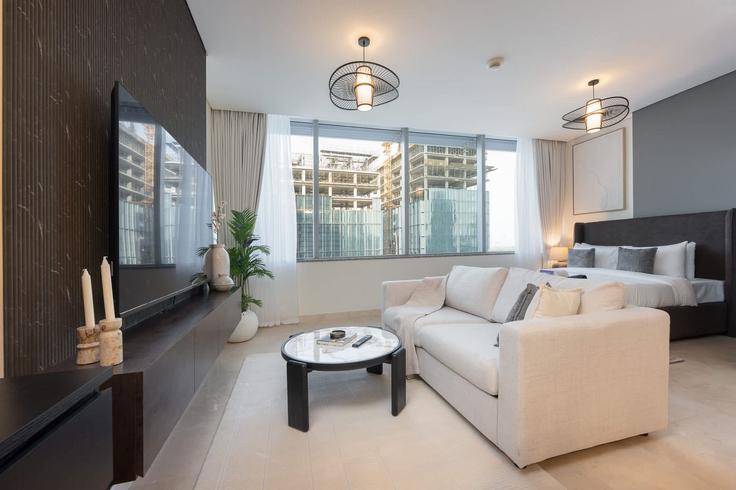 Building Al Mustaqbal Street - airdxb - 1290869 - DXB adresindeki bir dairede modern mobilyalarla zarif bir şekilde tasarlanmış oturma odası Trade Center, Dubai
