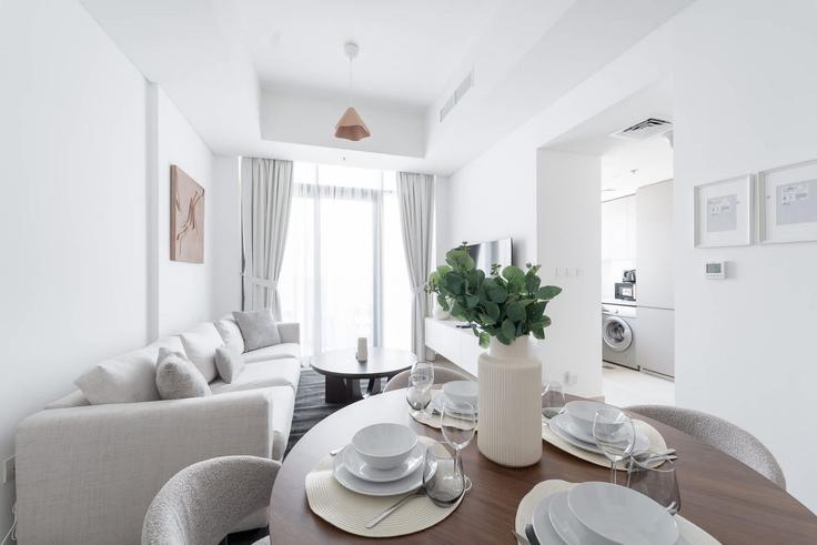 Salle de séjour élégante avec mobilier moderne dans un appartement à Building Tariaq Bedon Esm - airdxb - 1291583 - DXB à Al Jaddaf, Dubai