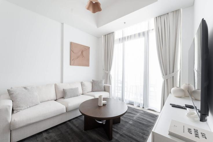 Building Tariaq Bedon Esm - airdxb - 1291583 - DXB adresindeki bir dairede modern mobilyalarla zarif bir şekilde tasarlanmış oturma odası Al Jaddaf, Dubai Building Tariaq Bedon Esm - airdxb - 1291583 - DXB adresindeki bir dairede modern mobilyalarla zarif bir şekilde tasarlanmış oturma odası Al Jaddaf, Dubai