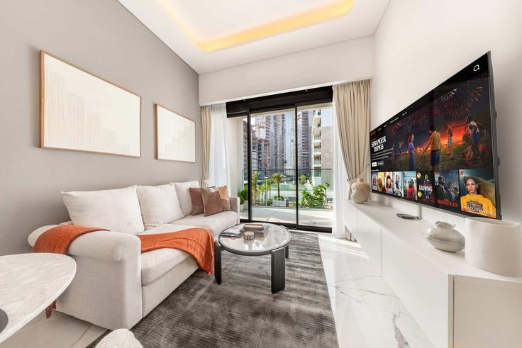 Dubai Nad Al ShebaのBuilding Tariaq Bedon Esm - airdxb - 1292575 - DXBのアパートメントにある、モダンな家具を備えたエレガントなデザインのリビングルーム