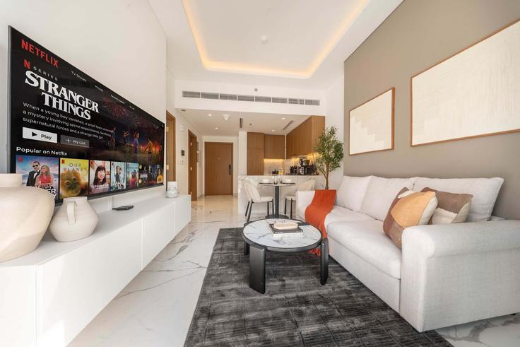 Elegant gestaltetes Wohnzimmer mit moderner Einrichtung in einer Wohnung im Building Tariaq Bedon Esm - airdxb - 1292575 - DXB in Nad Al Sheba, Dubai