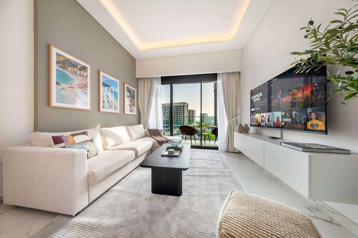 Nad Al Sheba, Dubai에 위치한 Building Tariaq Bedon Esm - airdxb - 1292573 - DXB 아파트의 세련된 인테리어가 돋보이는 거실