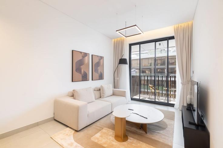 Elegant gestaltetes Wohnzimmer mit moderner Einrichtung in einer Wohnung im Building Tariaq Bedon Esm - airdxb - 1295145 - DXB in Jumeirah Village, Dubai