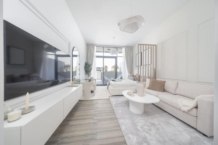 Sala de estar elegantemente projetada com móveis modernos em um apartamento no Building Tariaq Bedon Esm - airdxb - 1295147 - DXB em Jumeirah Village, Dubai Sala de estar elegantemente projetada com móveis modernos em um apartamento no Building Tariaq Bedon Esm - airdxb - 1295147 - DXB em Jumeirah Village, Dubai