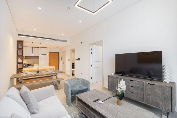 Elegant gestaltetes Wohnzimmer mit moderner Einrichtung in einer Wohnung im Building Tariaq Bedon Esm - airdxb - 1295741 - DXB in Jumeirah Village, Dubai