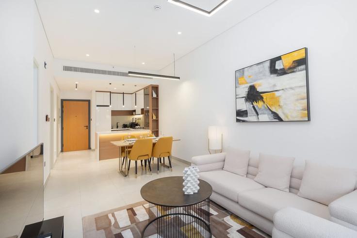 Dubai Jumeirah VillageのBuilding Tariaq Bedon Esm - airdxb - 1296215 - DXBのアパートメントにある、モダンな家具を備えたエレガントなデザインのリビングルーム