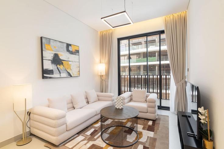Jumeirah Village, Dubai에 위치한 Building Tariaq Bedon Esm - airdxb - 1296215 - DXB 아파트의 세련된 인테리어가 돋보이는 거실