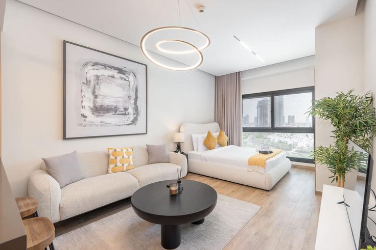 Elegant gestaltetes Wohnzimmer mit moderner Einrichtung in einer Wohnung im Building Rokane G25 - airdxb - 1036397 - DXB in Jumeirah Village, Dubai