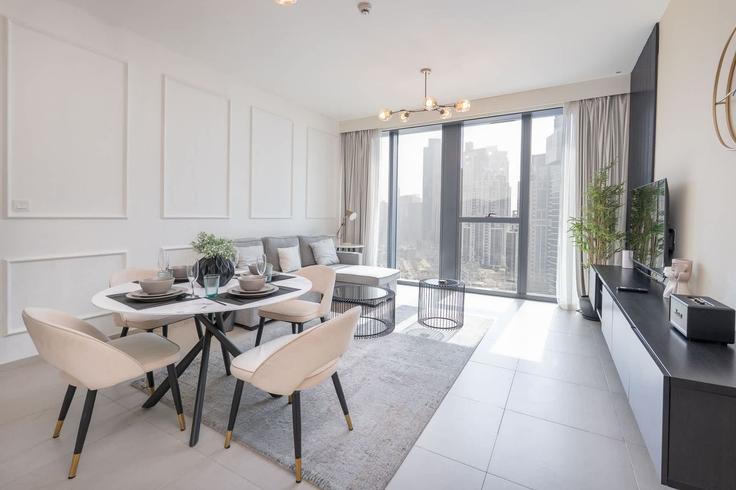 Salle de séjour élégante avec mobilier moderne dans un appartement à Building Al Tahani St - airdxb - 1300714 - DXB à Downtown Dubai, Dubai
