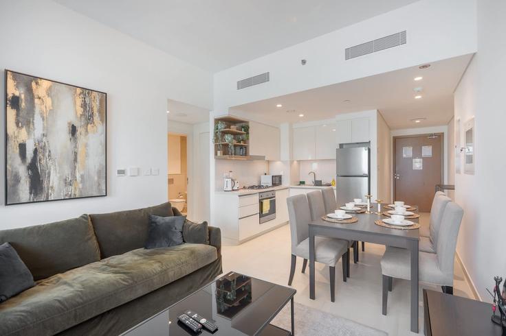 Dubai Za'abeelのBuilding Tariaq Bedon Esm - airdxb - 1301393 - DXBのアパートメントにある、モダンな家具を備えたエレガントなデザインのリビングルーム