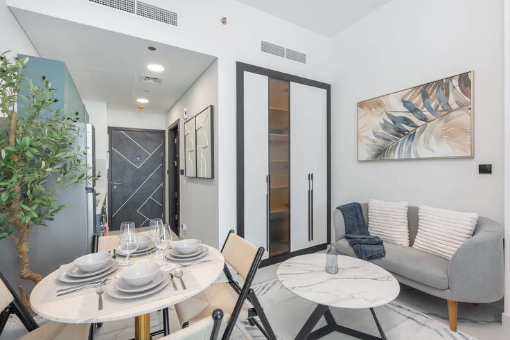 Salle de séjour élégante avec mobilier moderne dans un appartement à Building Tariaq Bedon Esm - airdxb - 1302339 - DXB à Al Barsha, Dubai Salle de séjour élégante avec mobilier moderne dans un appartement à Building Tariaq Bedon Esm - airdxb - 1302339 - DXB à Al Barsha, Dubai