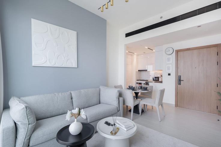 Jumeirah Village, Dubai에 위치한 Building Assel Blvd - airdxb - 1309765 - DXB 아파트의 세련된 인테리어가 돋보이는 거실