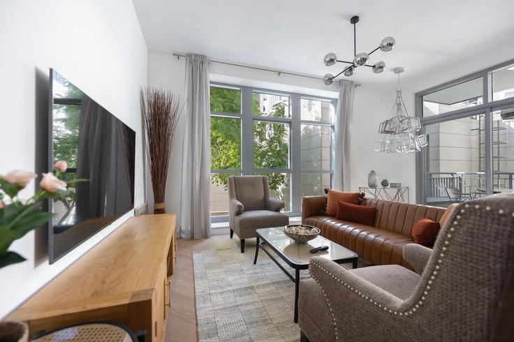 Sala de estar elegantemente projetada com móveis modernos em um apartamento no Building Al Tahani St - airdxb - 1313070 - DXB em Downtown Dubai, Dubai Sala de estar elegantemente projetada com móveis modernos em um apartamento no Building Al Tahani St - airdxb - 1313070 - DXB em Downtown Dubai, Dubai