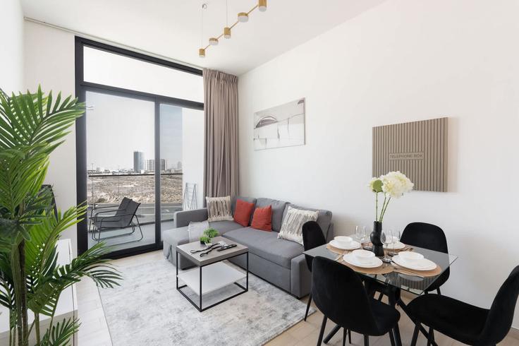 Salle de séjour élégante avec mobilier moderne dans un appartement à Building Street 3 - airdxb - 1313349 - DXB à Al Barsha South Fourth, Dubai
