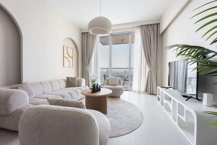 Salle de séjour élégante avec mobilier moderne dans un appartement à Building Tariaq Bedon Esm - airdxb - 1313351 - DXB à Al Kheeran First, Dubai