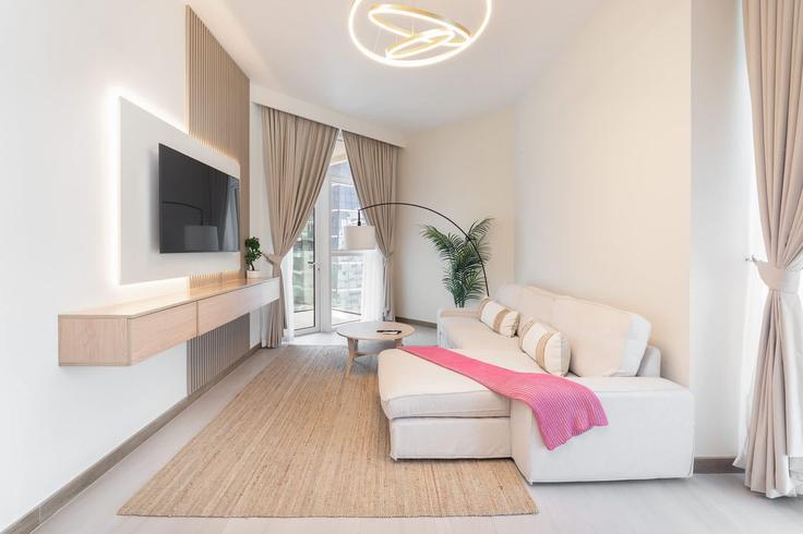 Business Bay, Dubai에 위치한 Building Marasi Drive - airdxb - 1285306 - DXB 아파트의 세련된 인테리어가 돋보이는 거실 Business Bay, Dubai에 위치한 Building Marasi Drive - airdxb - 1285306 - DXB 아파트의 세련된 인테리어가 돋보이는 거실