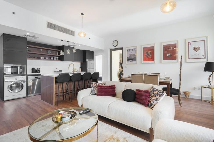 Building Al Sayorah Street - airdxb - 1316415 adresindeki bir dairede modern mobilyalarla zarif bir şekilde tasarlanmış oturma odası Dubai Marina, Dubai Building Al Sayorah Street - airdxb - 1316415 adresindeki bir dairede modern mobilyalarla zarif bir şekilde tasarlanmış oturma odası Dubai Marina, Dubai