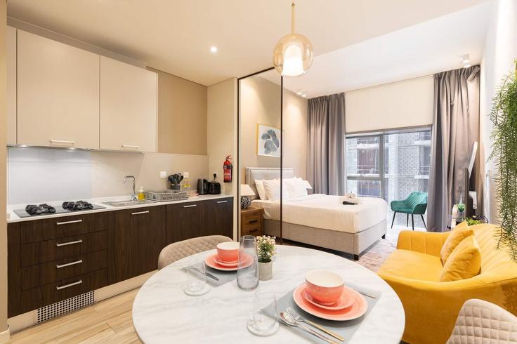 Elegant gestaltetes Wohnzimmer mit moderner Einrichtung in einer Wohnung im Building Mayass Blvd - airdxb - 1318697 in Jumeirah Village, Dubai