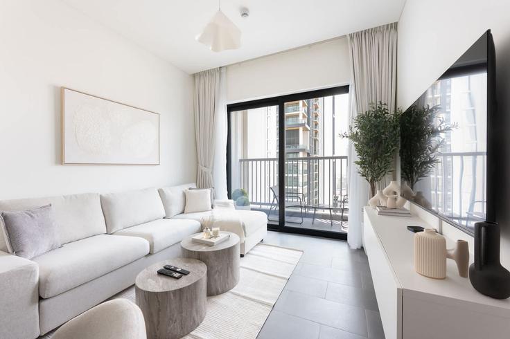 Nad Al Sheba, Dubai에 위치한 Building Tariaq Bedon Esm - airdxb - 1319145 아파트의 세련된 인테리어가 돋보이는 거실 Nad Al Sheba, Dubai에 위치한 Building Tariaq Bedon Esm - airdxb - 1319145 아파트의 세련된 인테리어가 돋보이는 거실